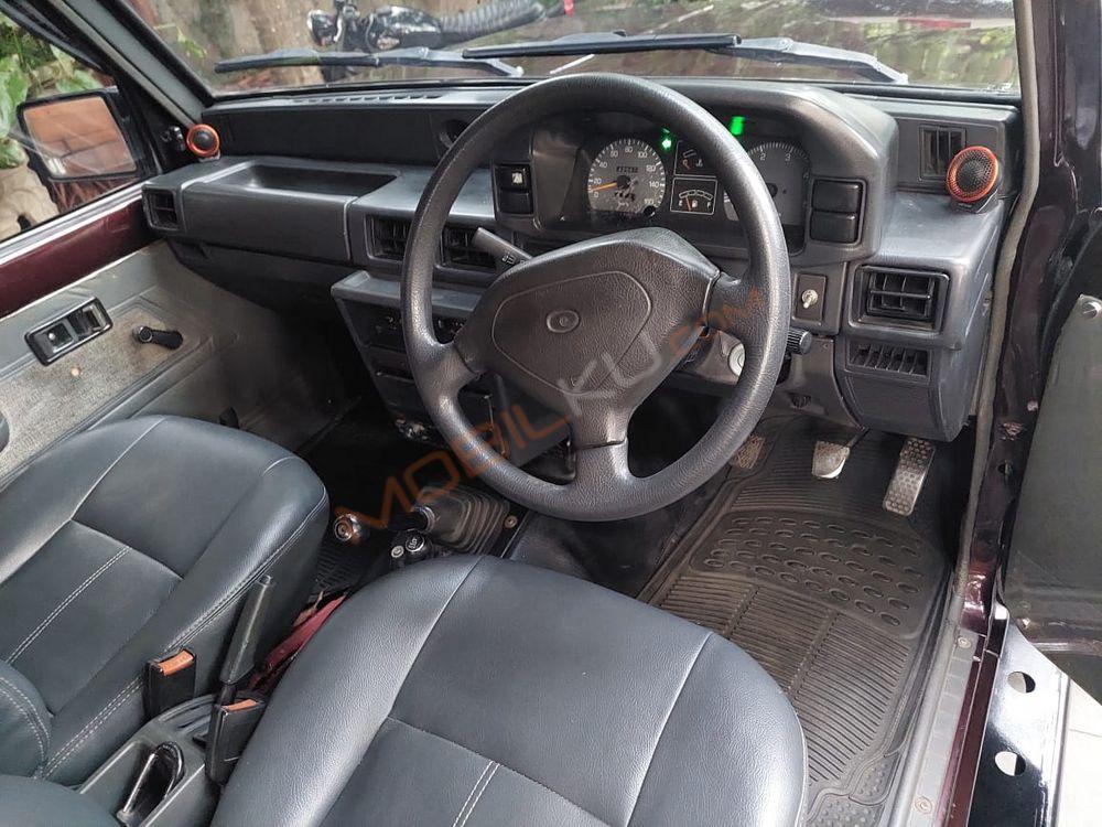 Mobil Daihatsu Taft 1998