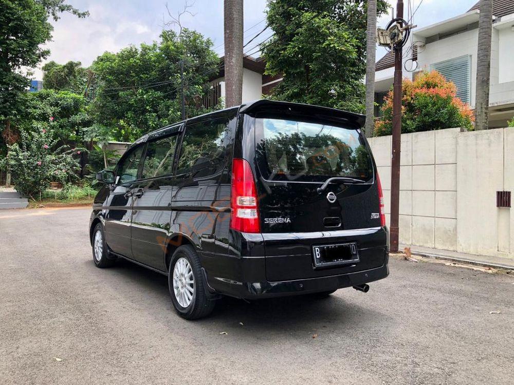 Mobil Nissan Serena 2009