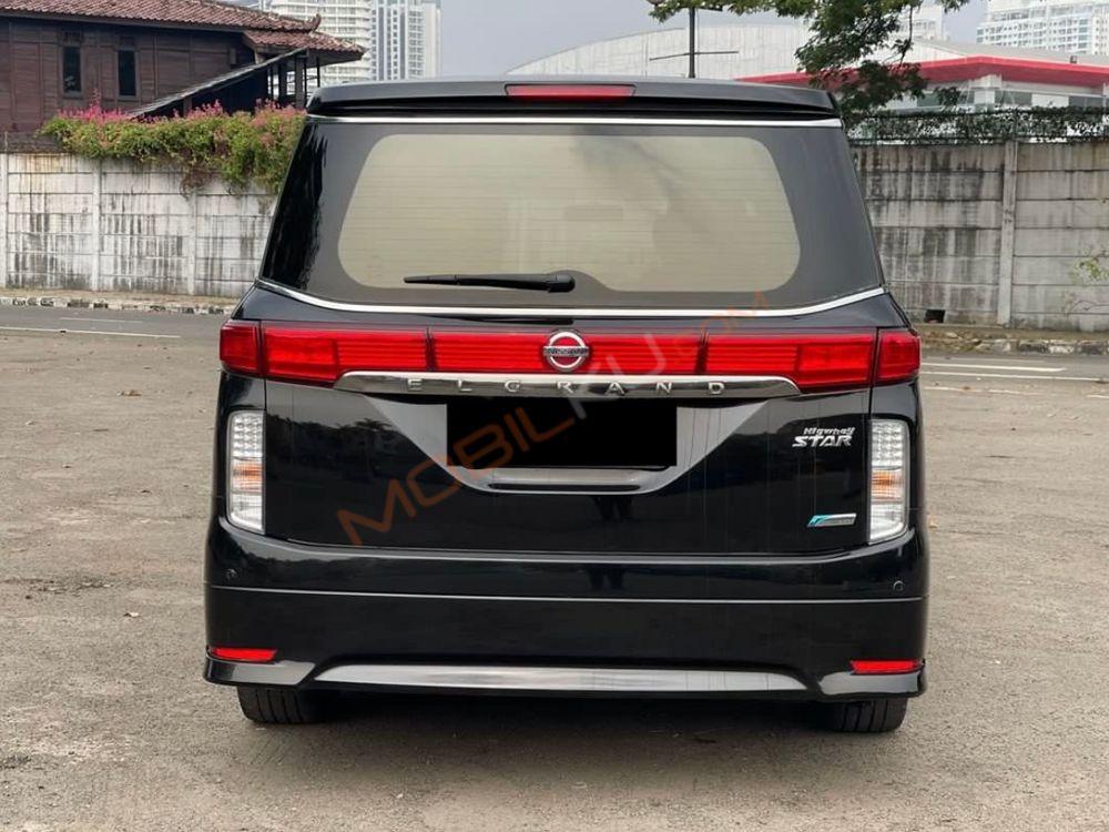 Mobil Nissan Elgrand 2013