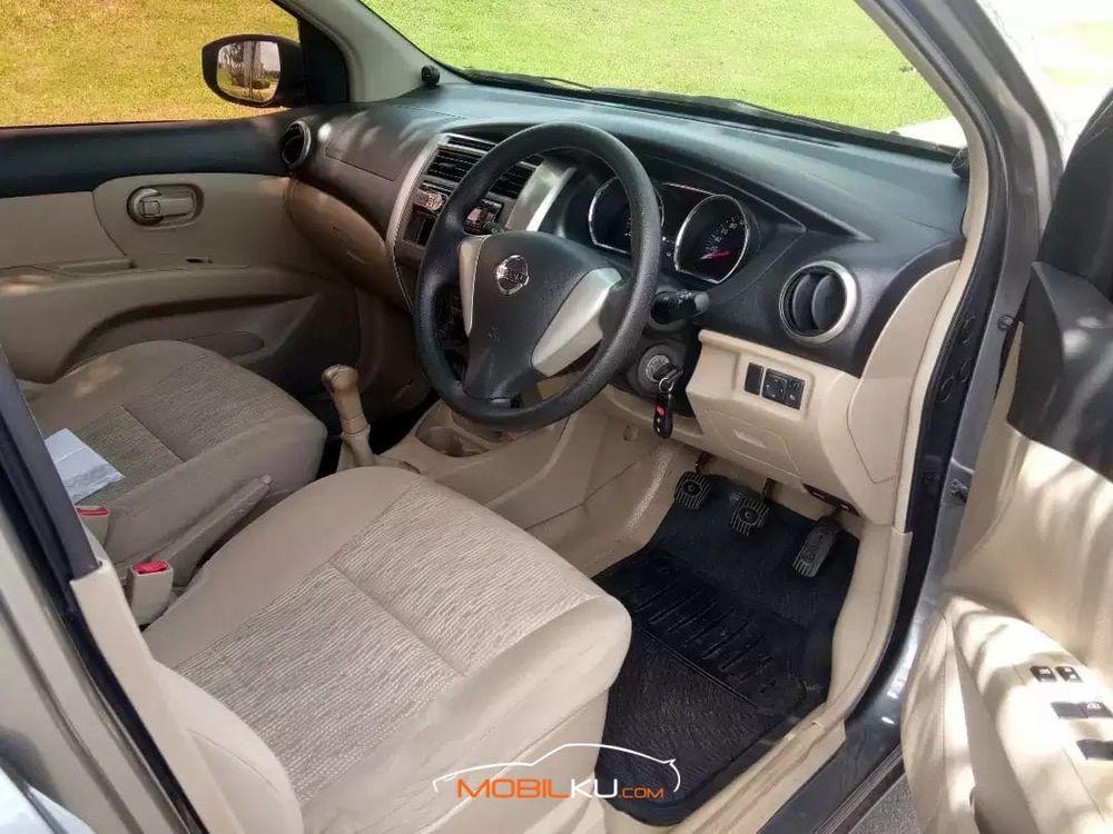 Mobil Nissan Grand Livina 2014