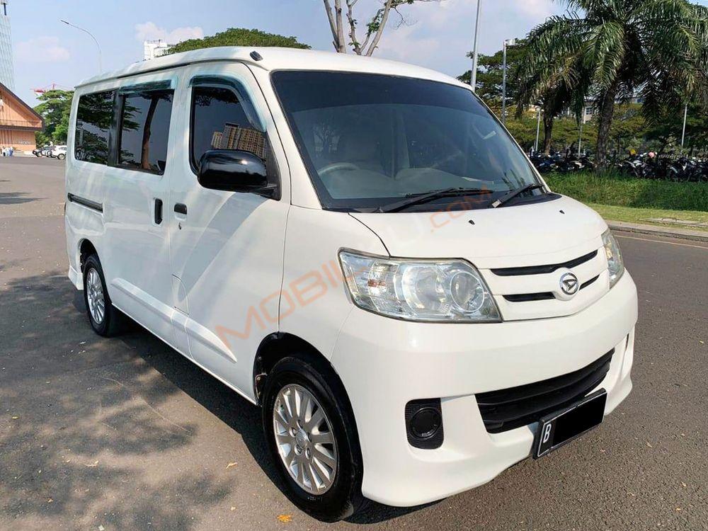 Mobil Daihatsu Luxio 2015