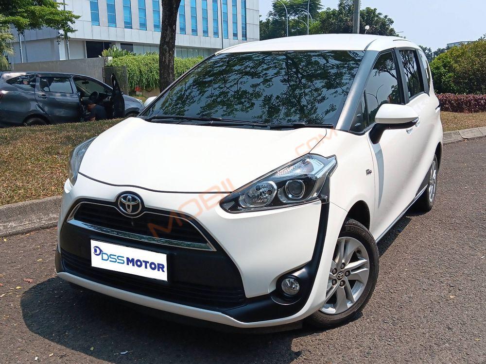 Mobil Toyota Sienta 2016