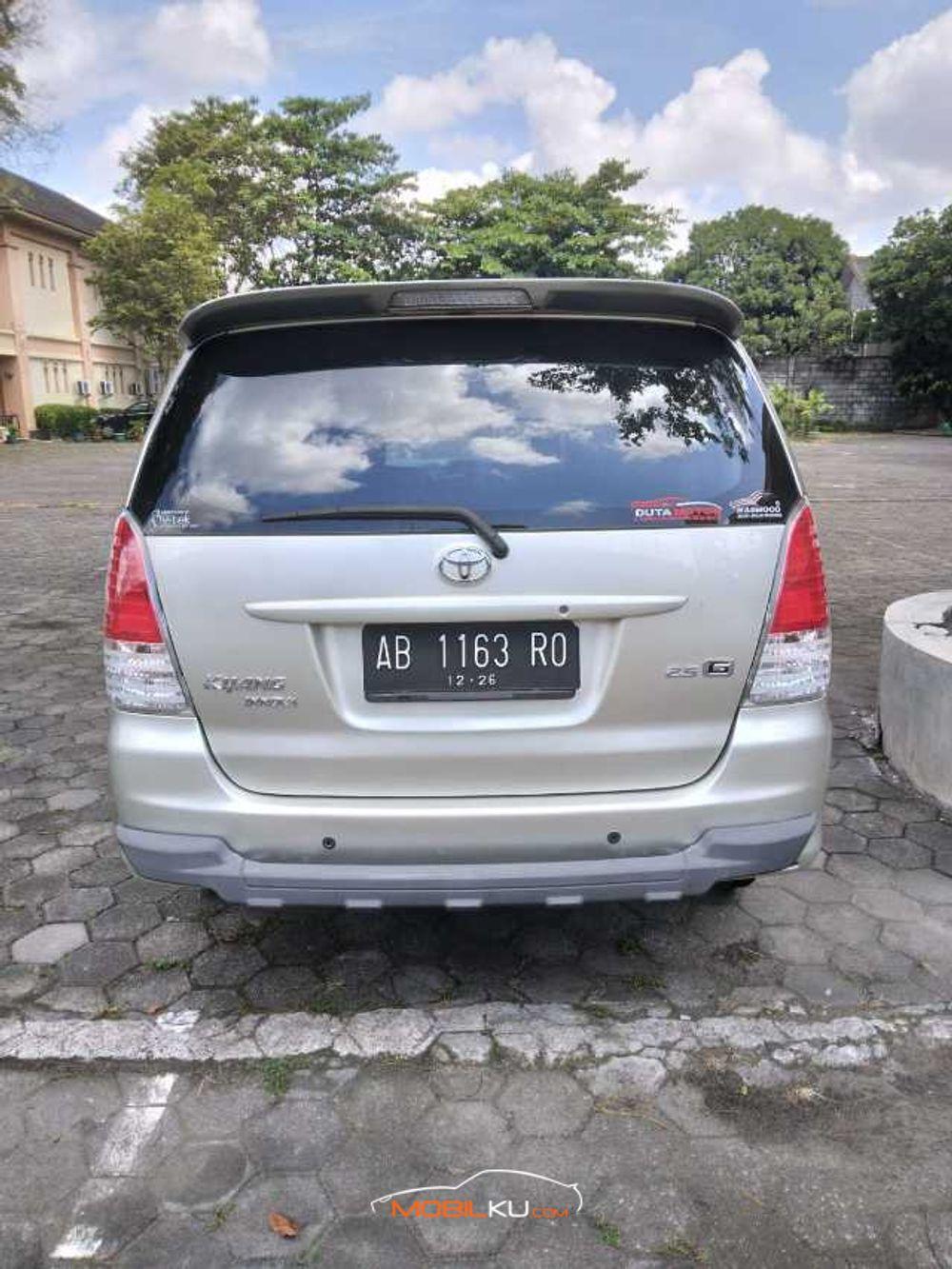 Mobil Toyota Kijang Innova 2016