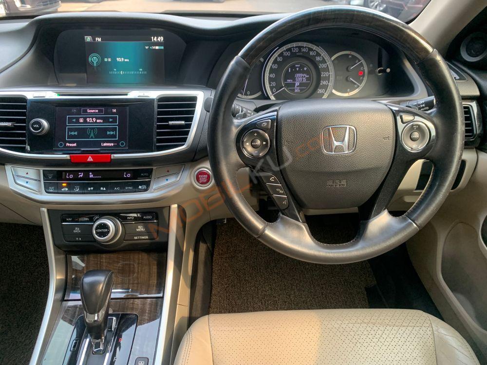 Mobil Honda Accord 2013