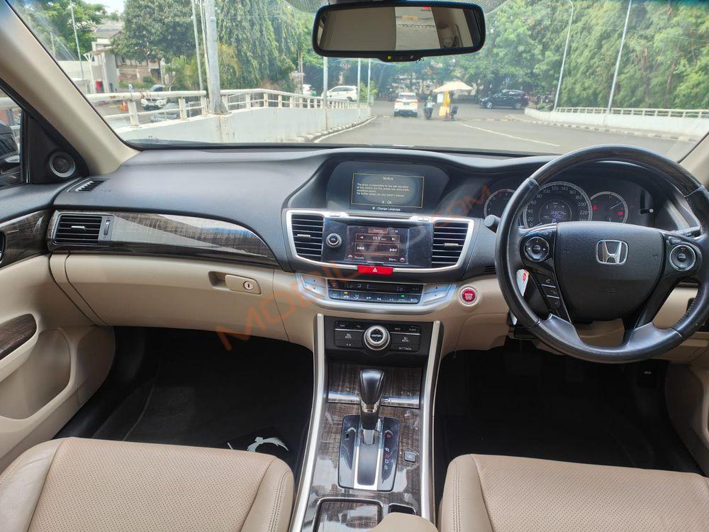 Mobil Honda Accord 2013