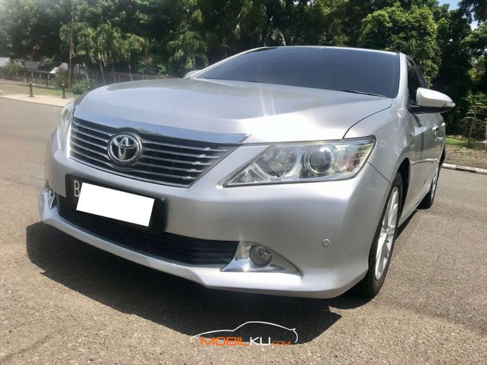 Mobil Toyota Camry 2013