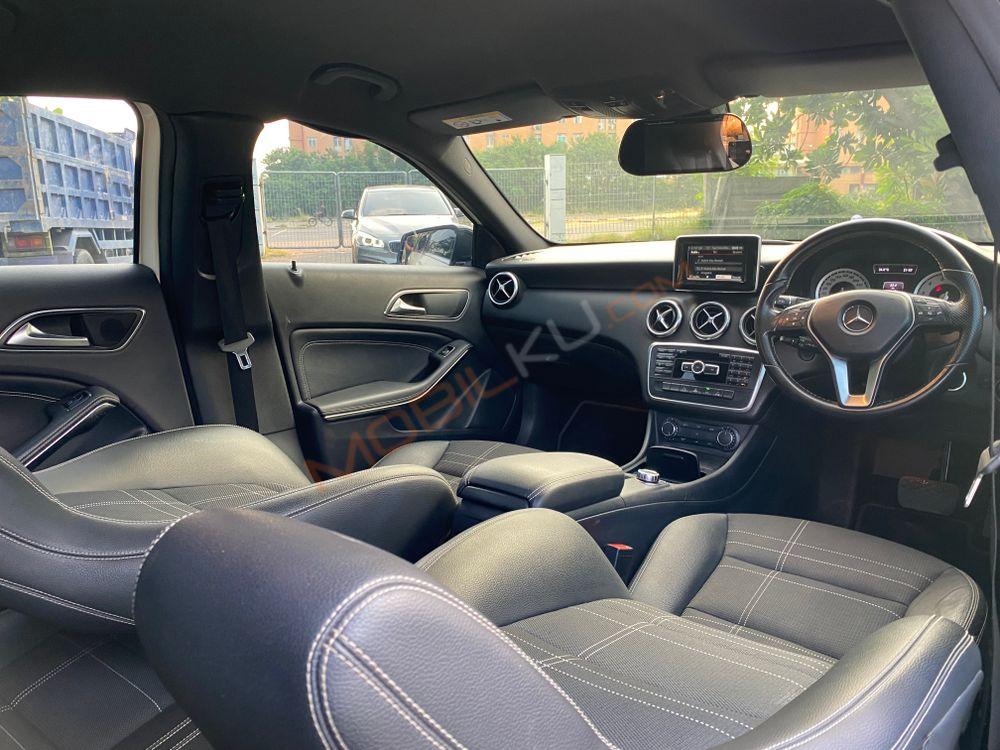 Mobil Mercedes-Benz A-Class 2013