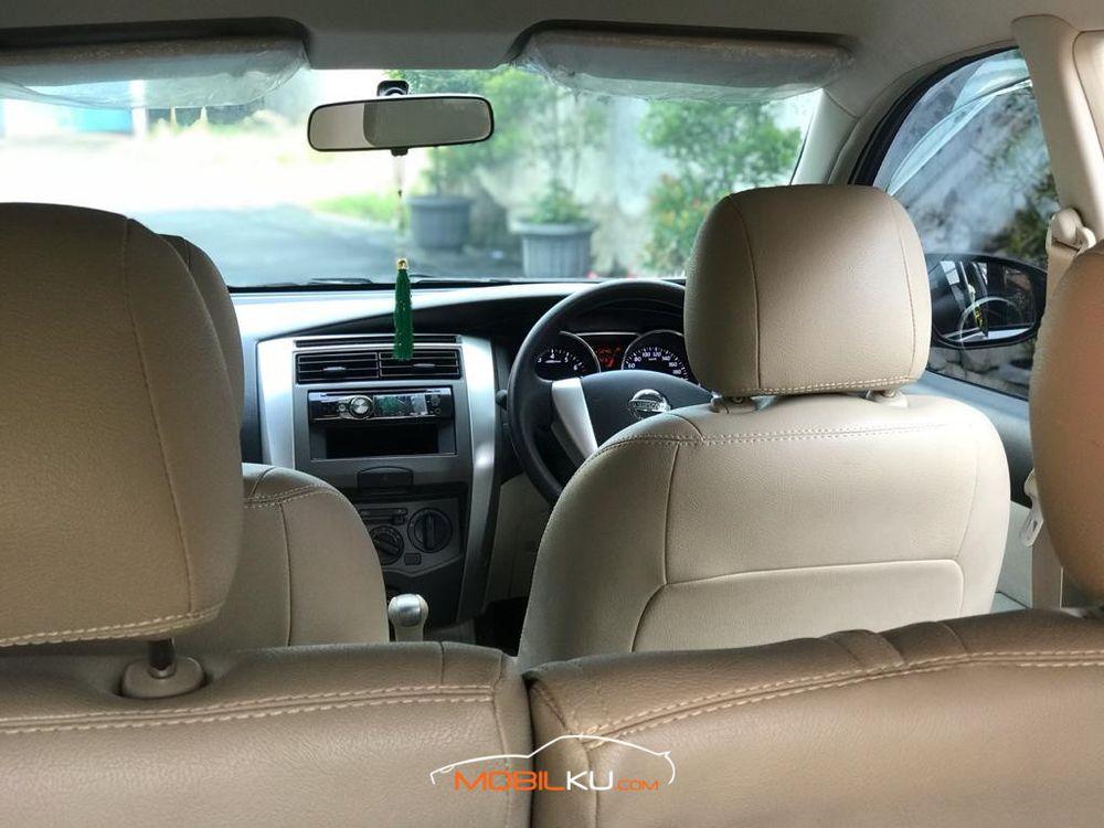 Mobil Nissan Grand Livina 2014