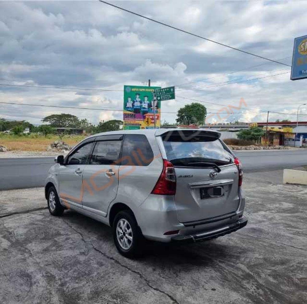 Mobil Toyota Avanza 2012