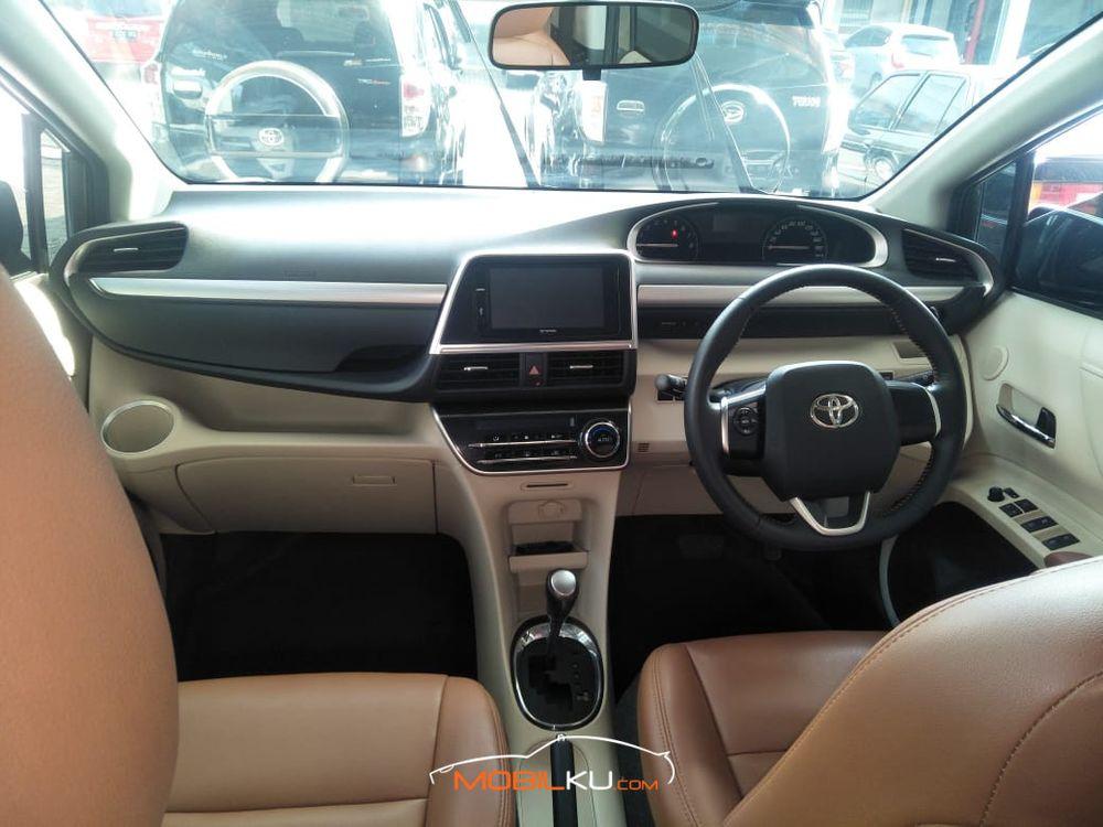 Mobil Toyota Sienta 2017