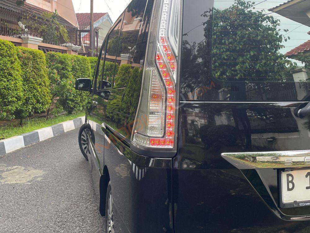 Mobil Nissan Serena 2017