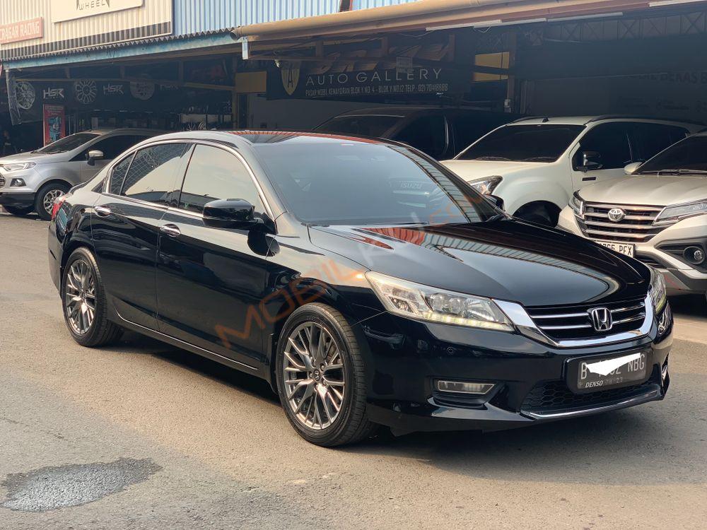 Mobil Honda Accord 2013