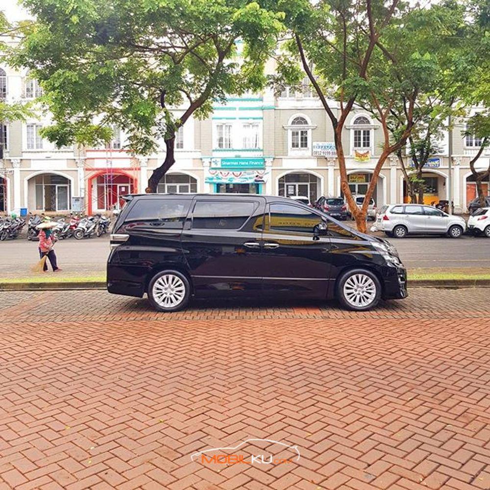 Mobil Toyota Vellfire 2014