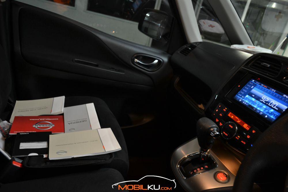 Mobil Nissan Serena 2016