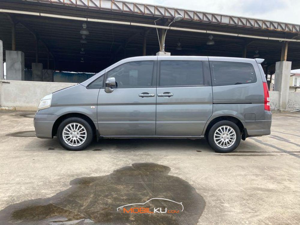 Mobil Nissan Serena 2012