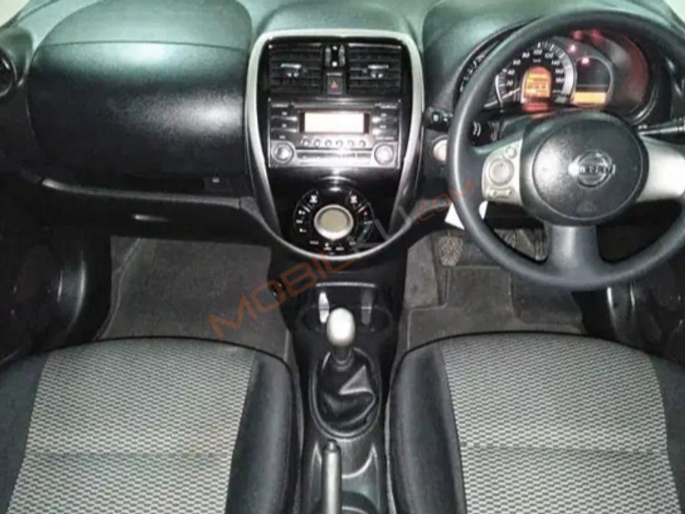 Mobil Nissan March 2012