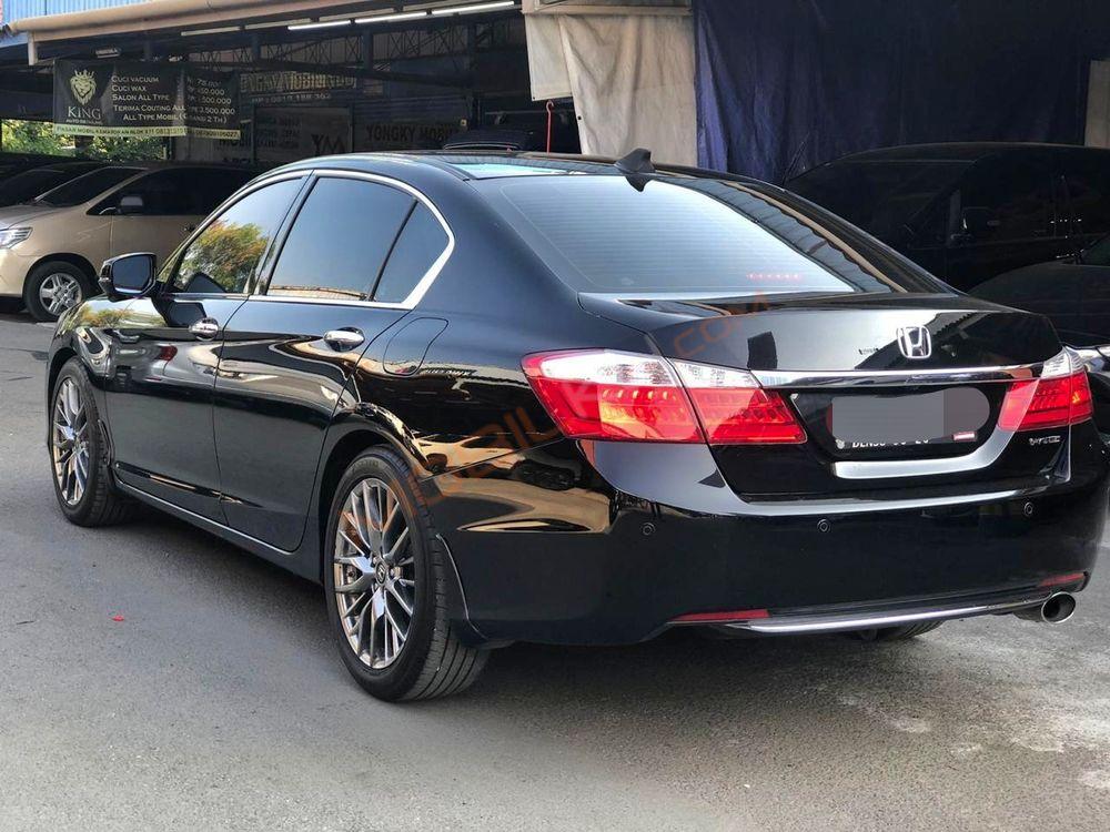 Mobil Honda Accord 2013