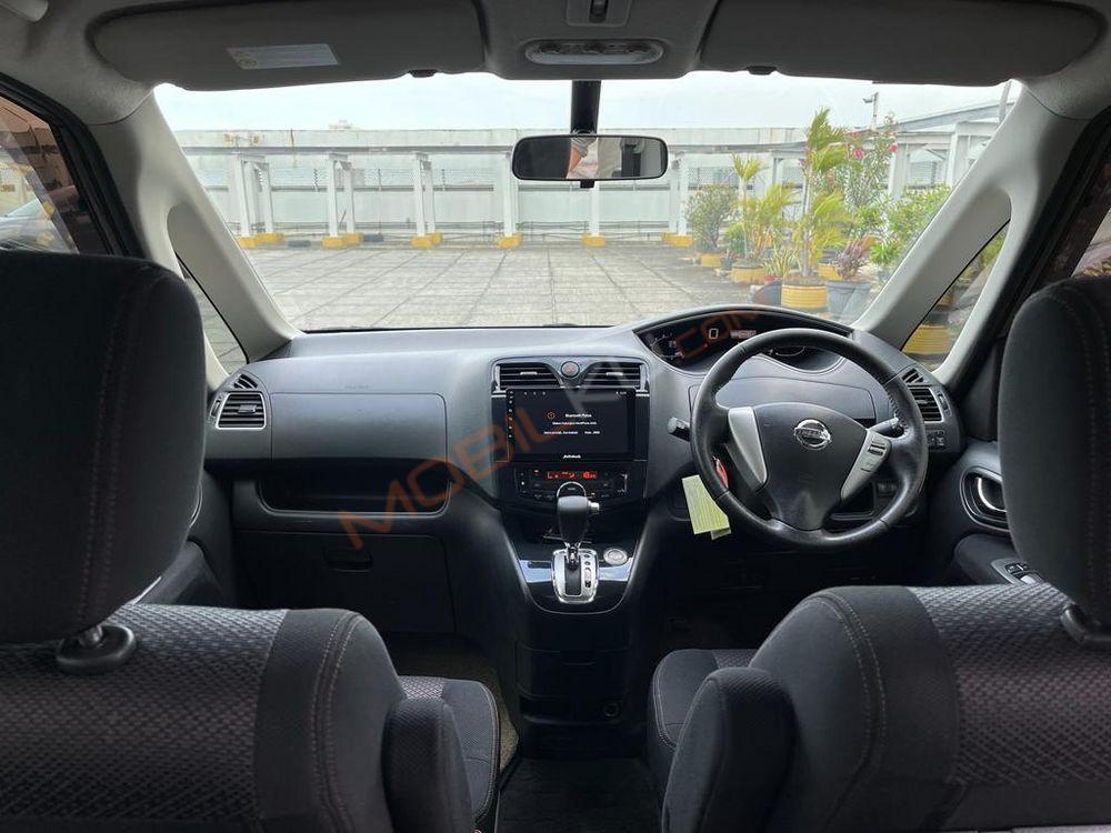 Mobil Nissan Serena 2013