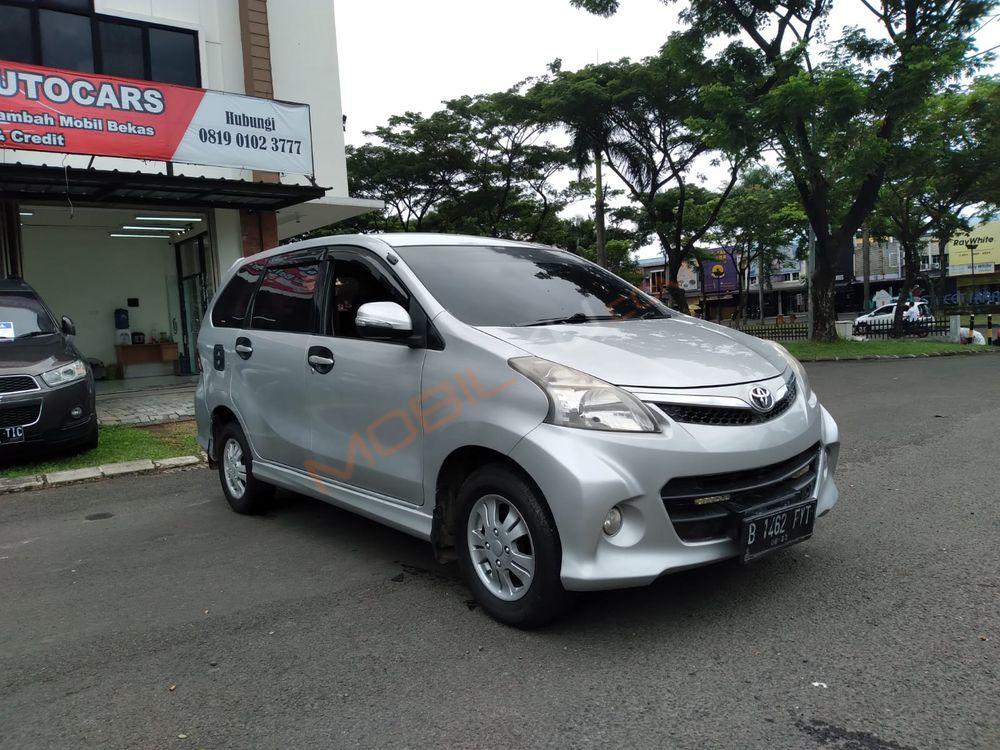Mobil Toyota Avanza 2011