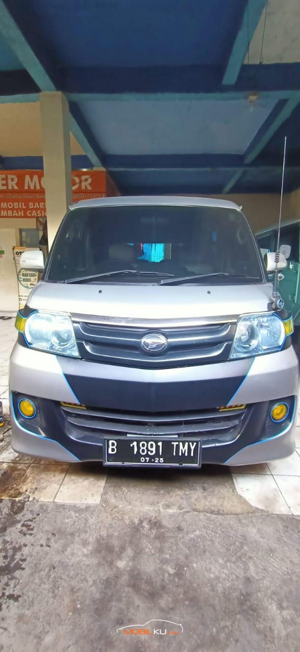Mobil Daihatsu Luxio 2009
