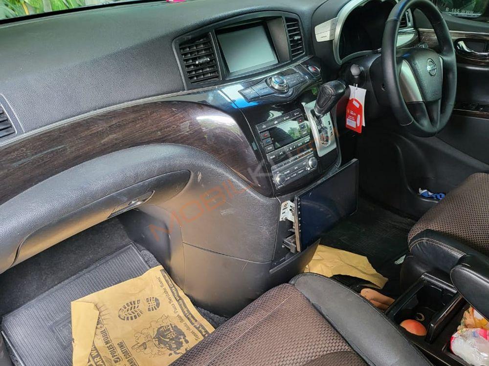 Mobil Nissan Elgrand 2013