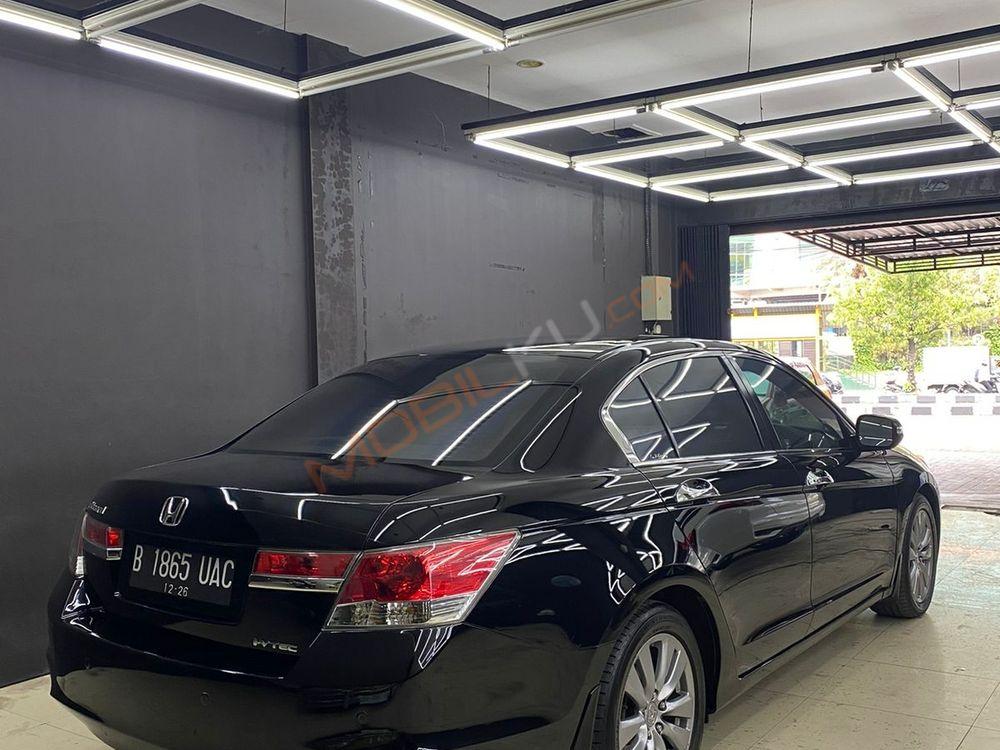 Mobil Honda Accord 2011