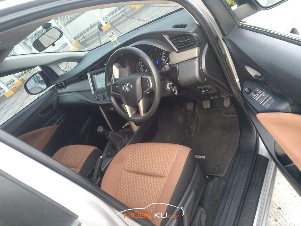 Mobil Toyota Kijang Innova 2019