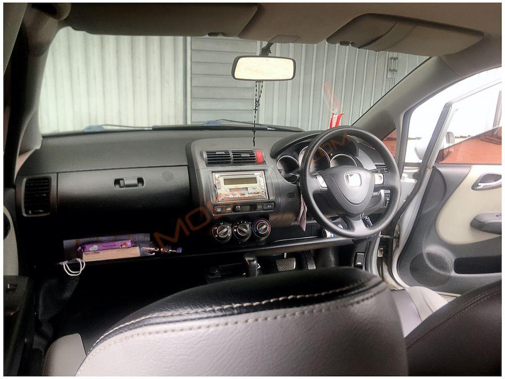 Mobil Honda Jazz 2005