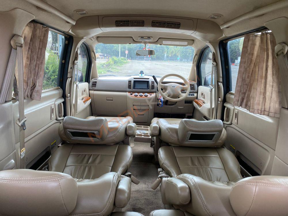 Mobil Nissan Serena 2011