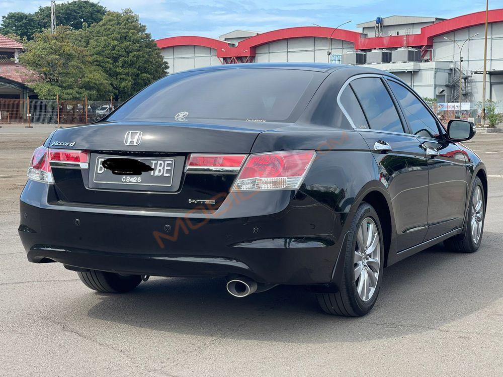 Mobil Honda Accord 2011