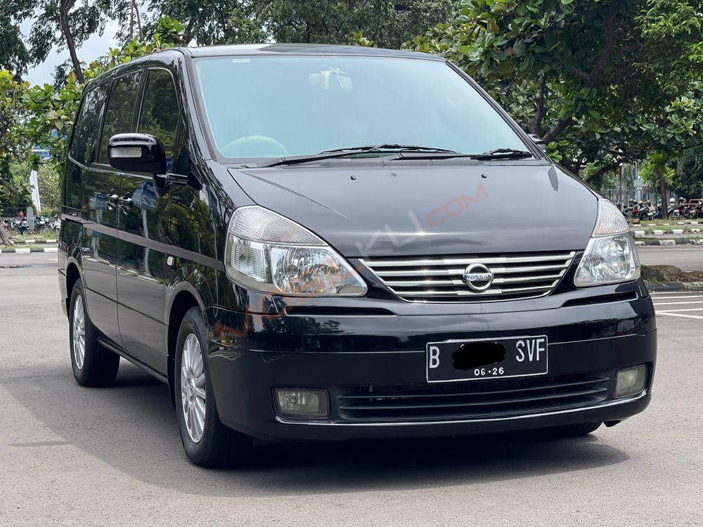 Mobil Nissan Serena 2011