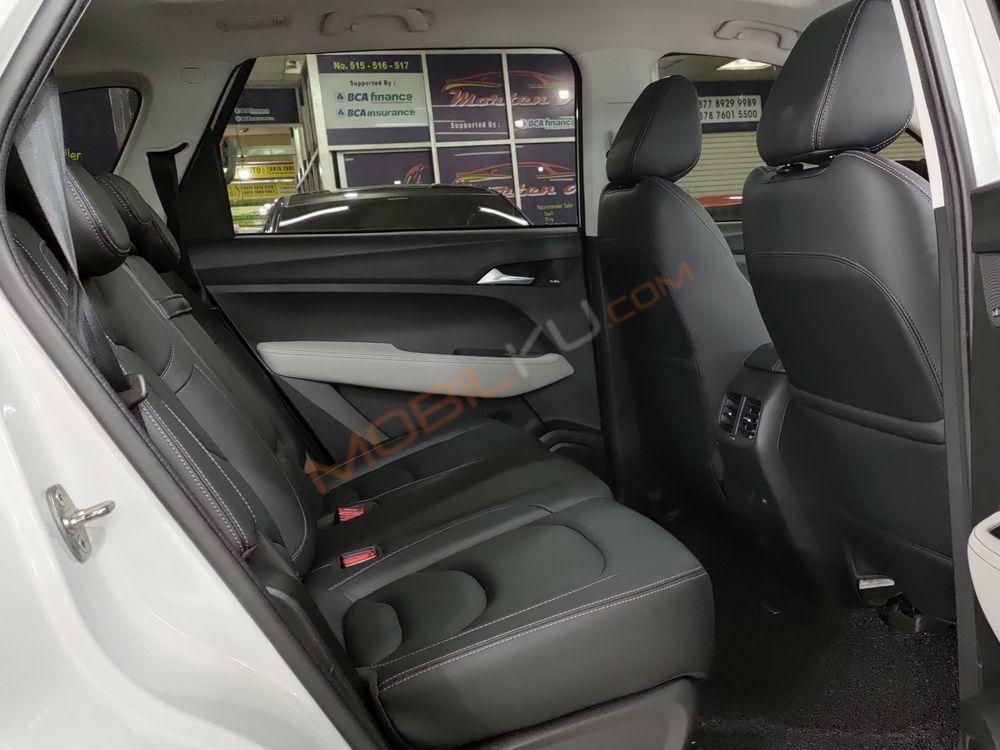 Mobil Wuling Almaz 2021