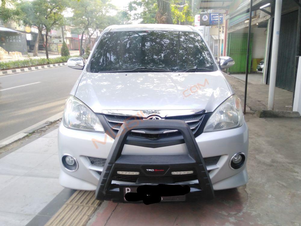 Mobil Toyota Avanza 2011