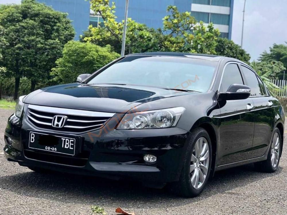 Mobil Honda Accord 2011
