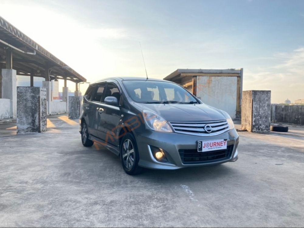 Mobil Nissan Grand Livina 2013