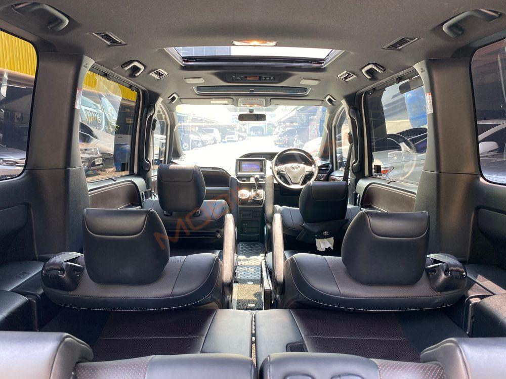 Mobil Toyota Voxy 2019