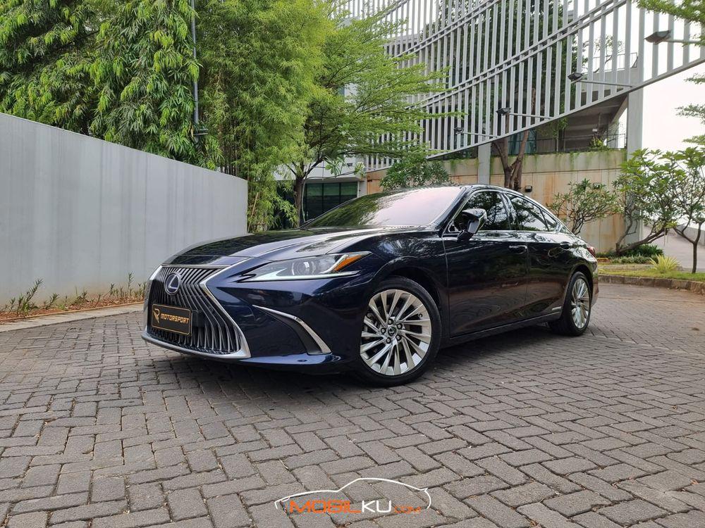 Mobil Lexus ES 2019
