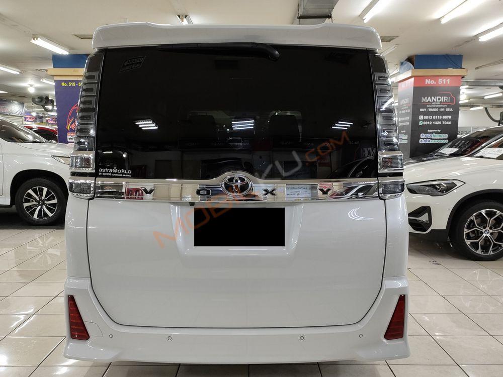 Mobil Toyota Voxy 2018