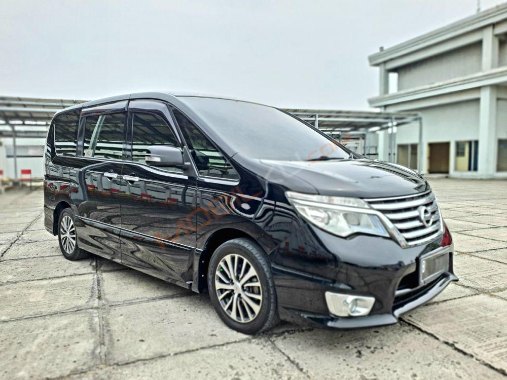 Mobil Nissan Serena 2017