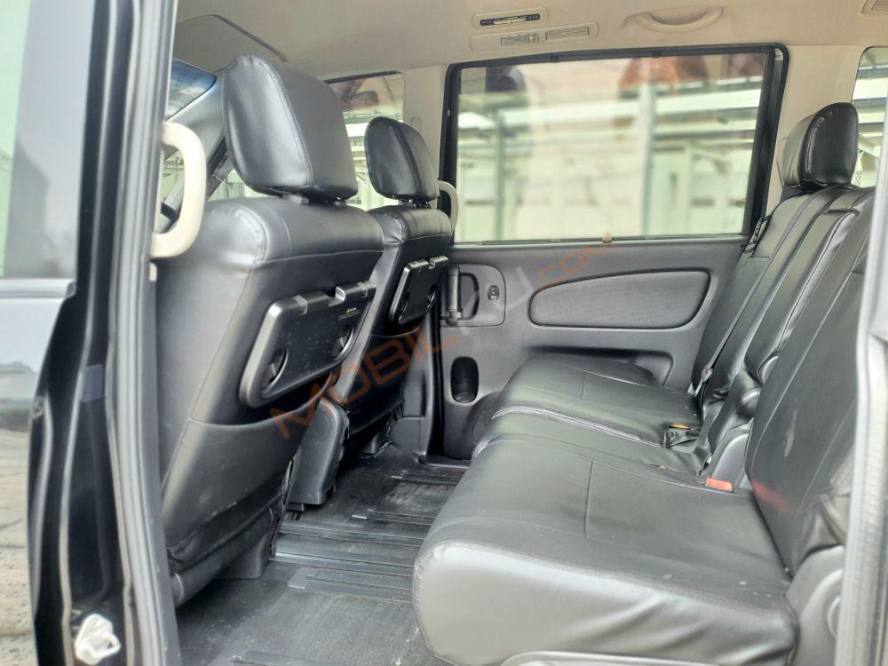 Mobil Nissan Serena 2017