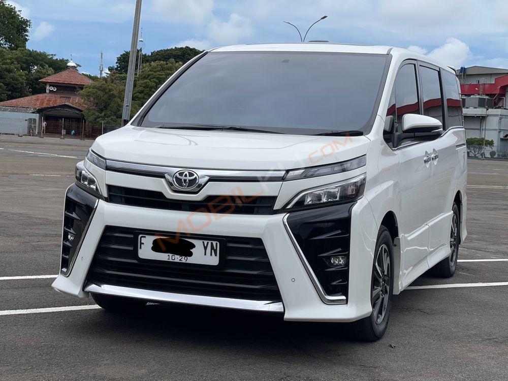 Mobil Toyota Voxy 2019