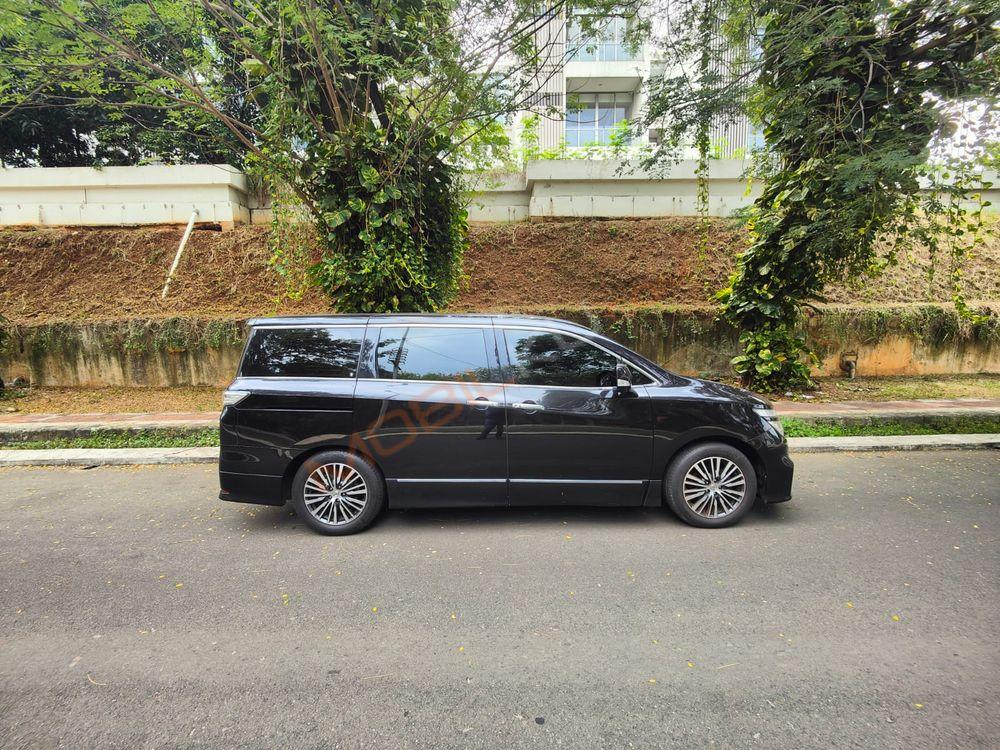 Mobil Nissan Elgrand 2016