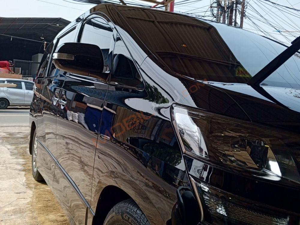 Mobil Toyota Vellfire 2011