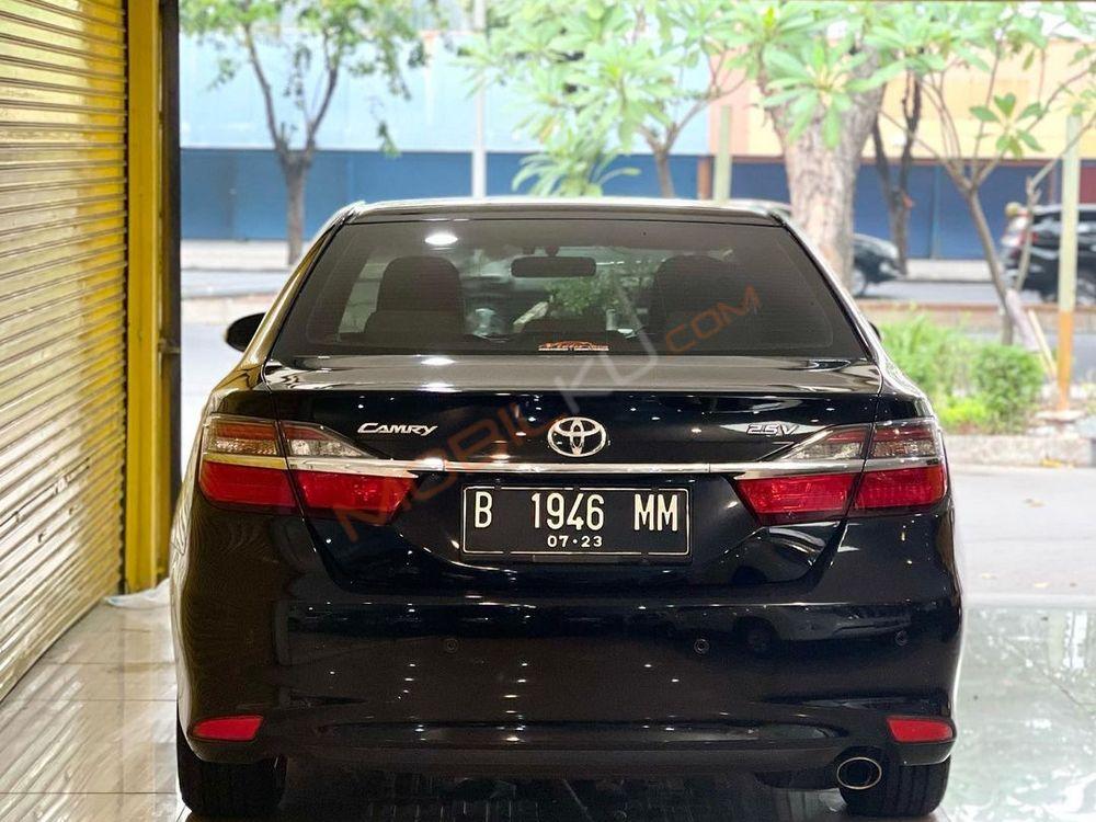 Mobil Toyota Camry 2015