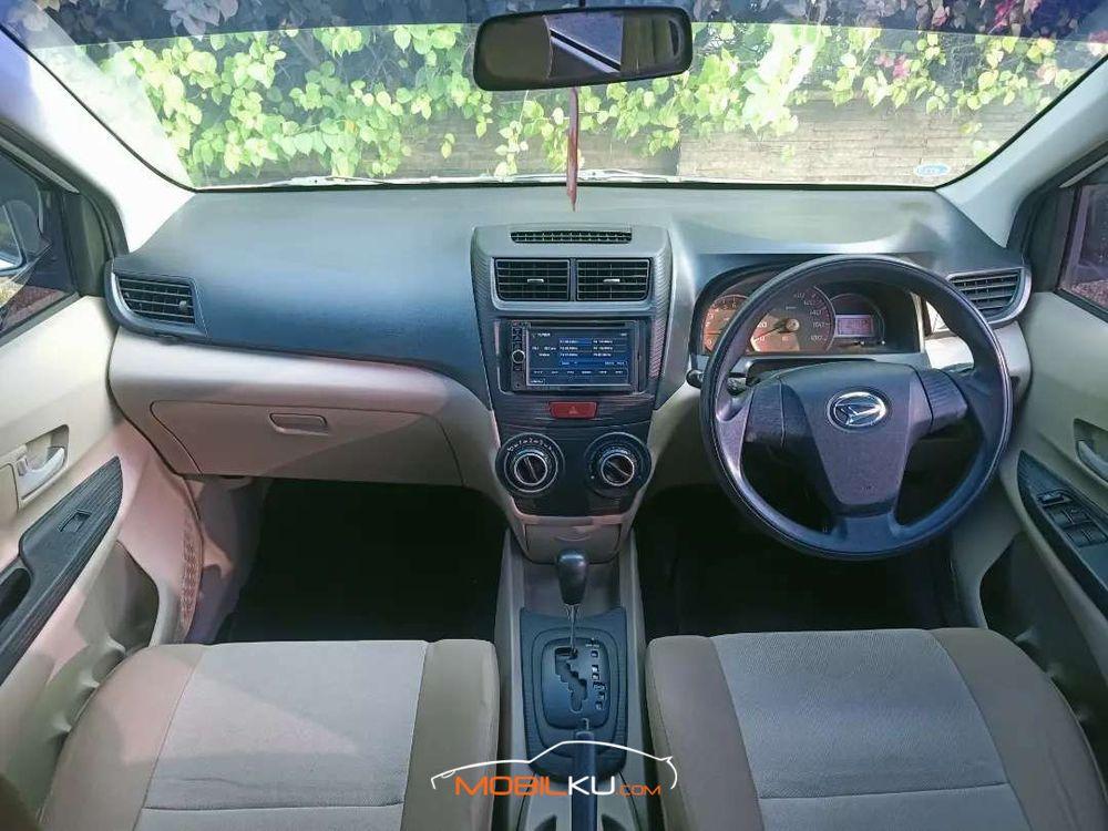 Mobil Daihatsu Xenia 2012