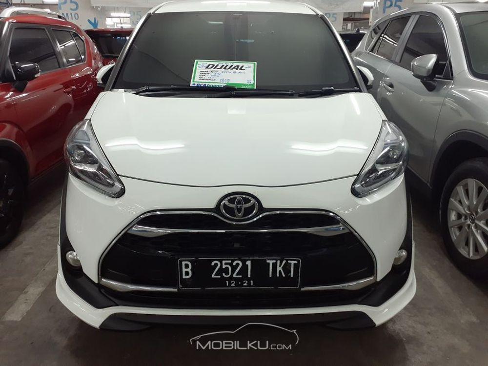 Mobil Toyota Sienta 2016