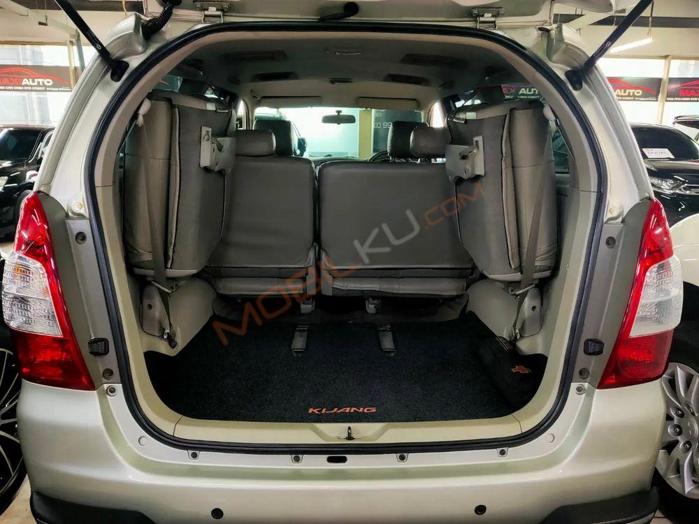 Mobil Toyota Kijang Innova 2012