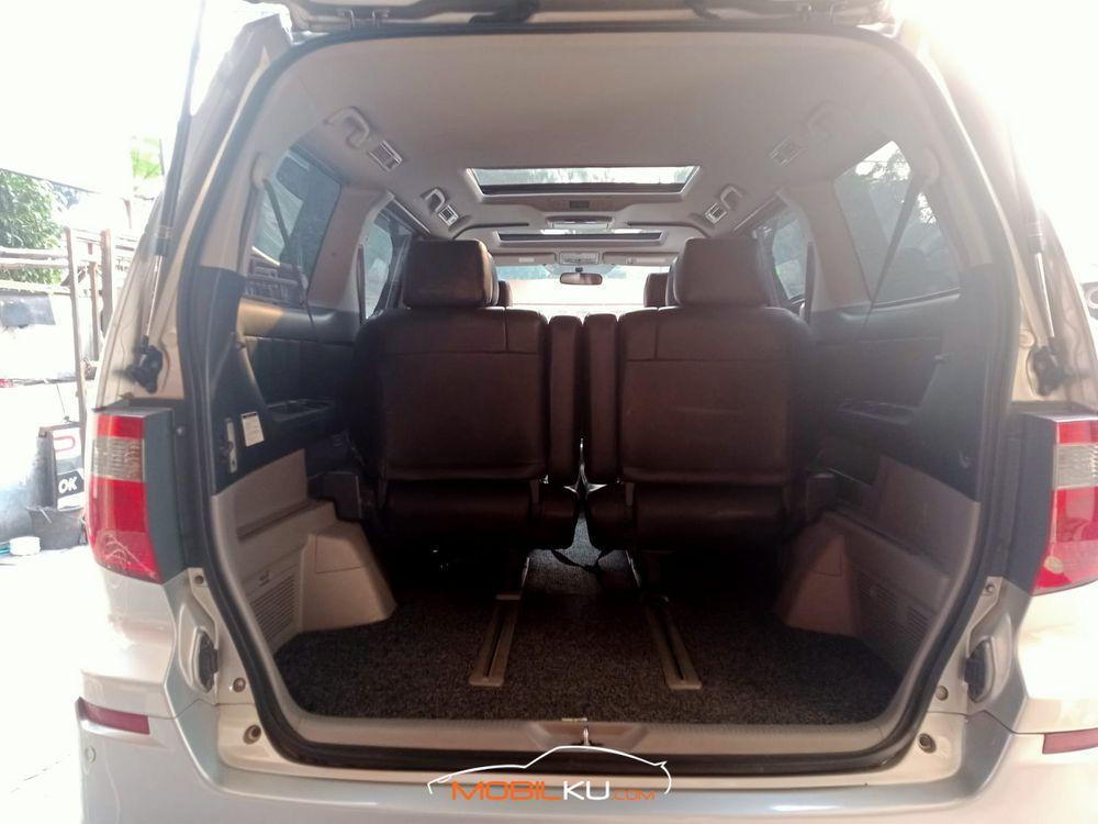 Mobil Toyota Alphard 2005