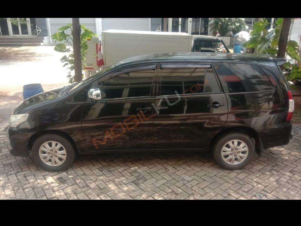 Mobil Toyota Kijang Innova 2011