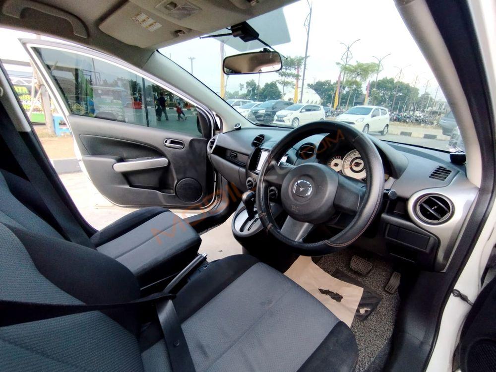 Mobil Mazda 2 Hatchback 2011